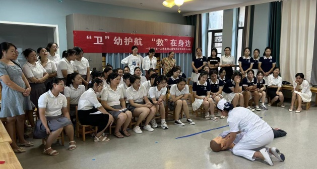 “卫”幼护航 “救”在身边 “卫”幼护航 “救”在身边