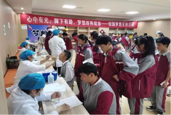 【医院动态】把好学生成长第一道“健康关” 多科室开展“健康进校园”活动