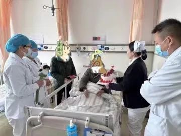 【春节我在岗】心胸外科：寒冬里送上对老寿星的祝福