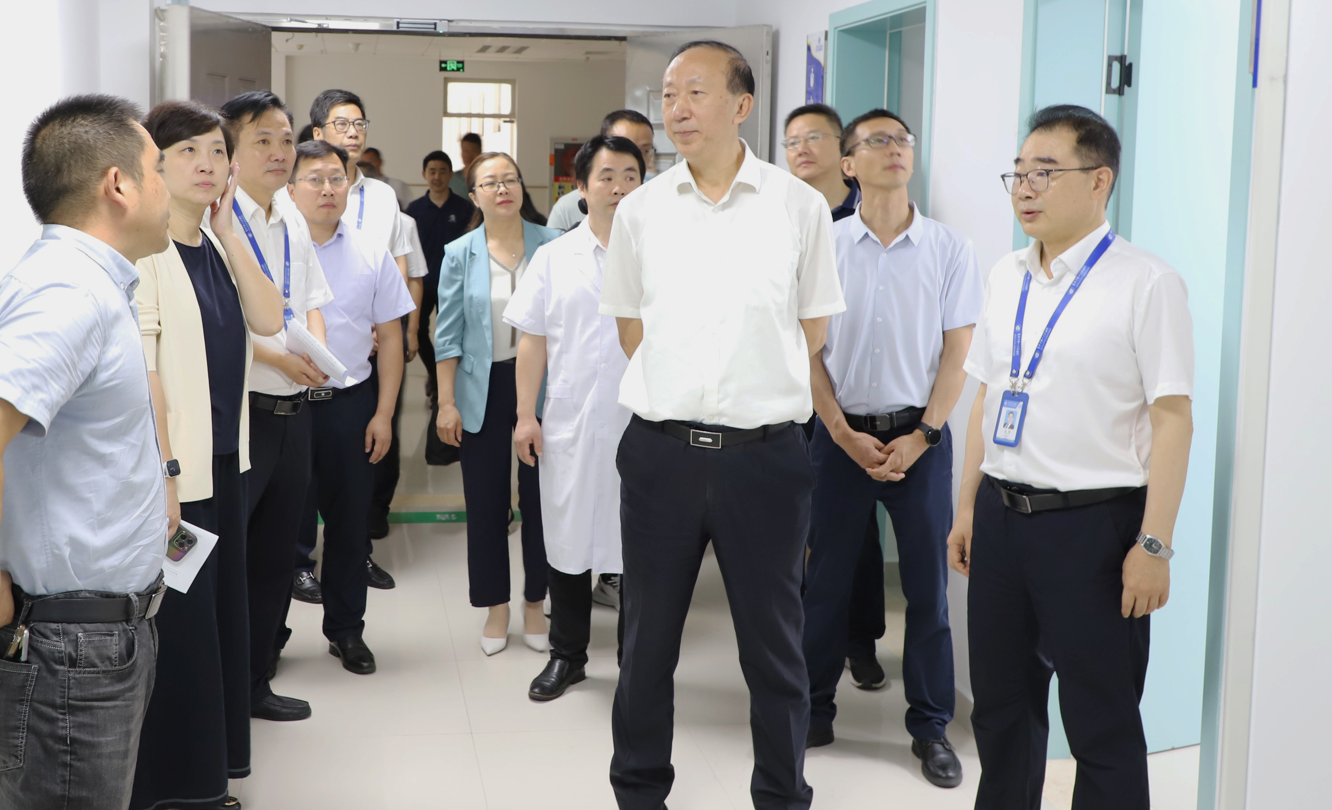 省卫健委副主任、省疾控局局长柳东如来我院调研数智化病理服务体系建设推进工作