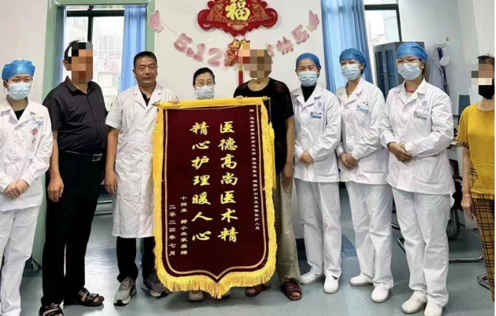 【湖北日报】患者急性大出血 医护人员全力救治脱险