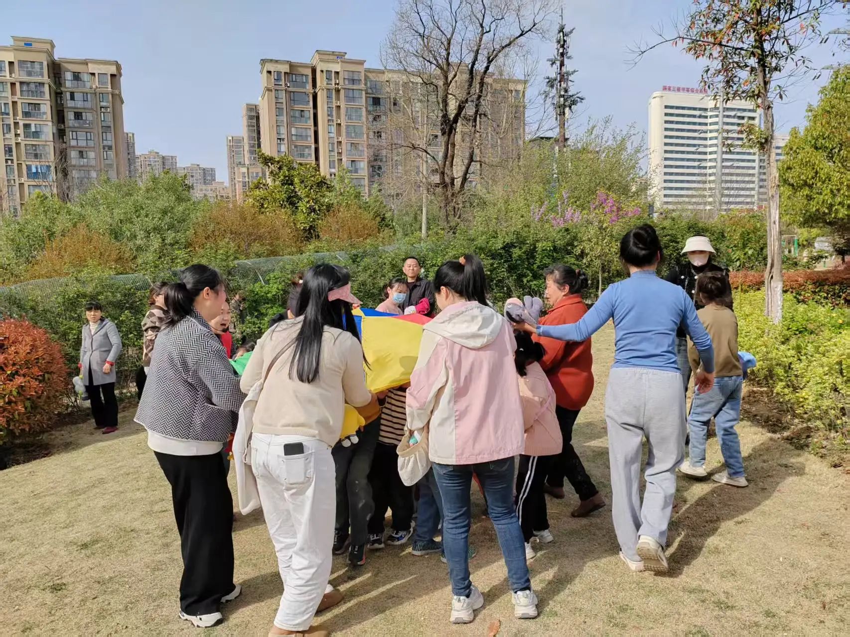 【医院动态】儿科和儿童保健科：举办“世界孤独症日”社会融合活动