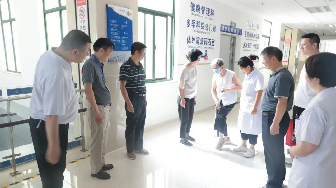 【医院动态】工会：弘扬劳模精神 关爱劳模健康