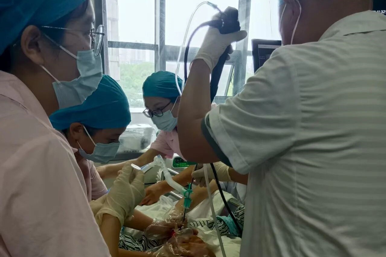 【医院动态】1岁男童呛入饭粒命悬一线 儿科深夜全力抢救成功脱险