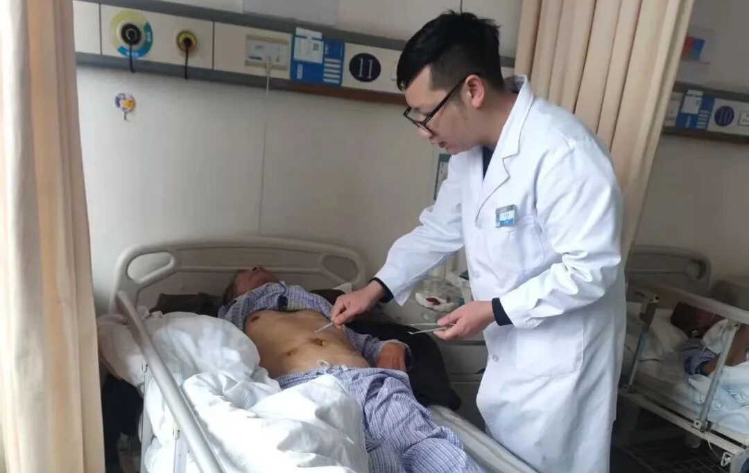 【医院动态】挑战高难度！84 岁老人微创成功治疝
