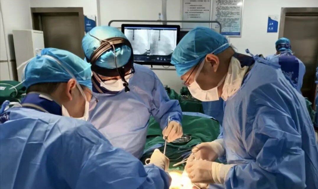 【医院动态】深夜“拆弹”！多学科协作成功救治83岁巨大腹主动脉瘤危重患者