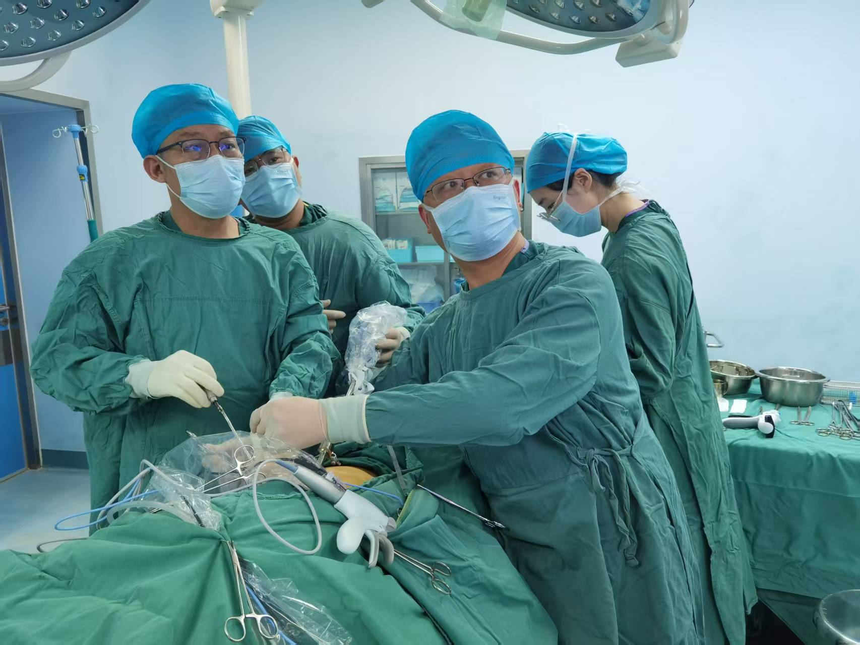 【医院动态】“镜”艺求精！心胸外科单日完成两例高难度胸腔镜下肺部手术